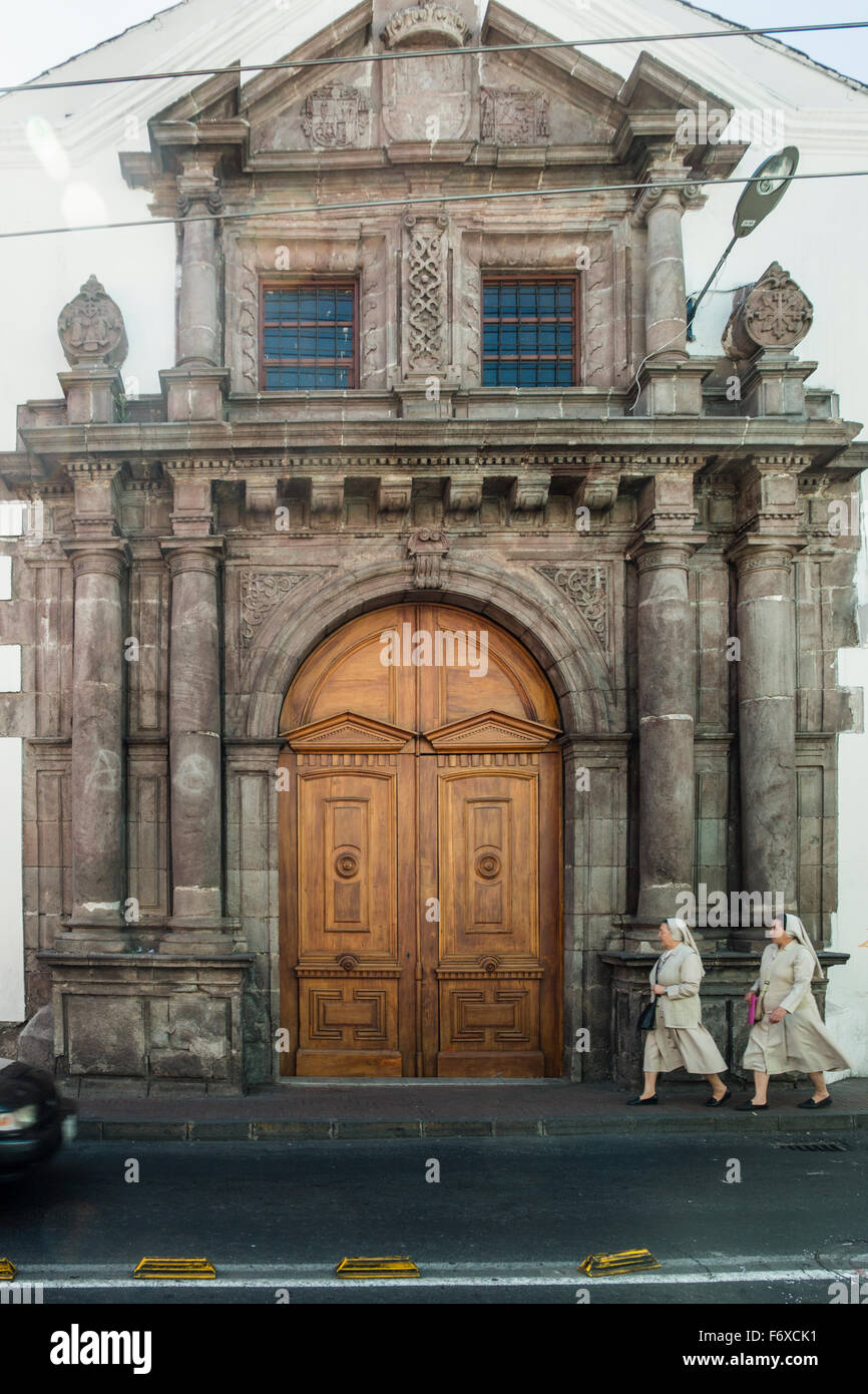 Deux religieuses marchant devant le Colegio Sagrados Corazones à Quito, Équateur. Banque D'Images
