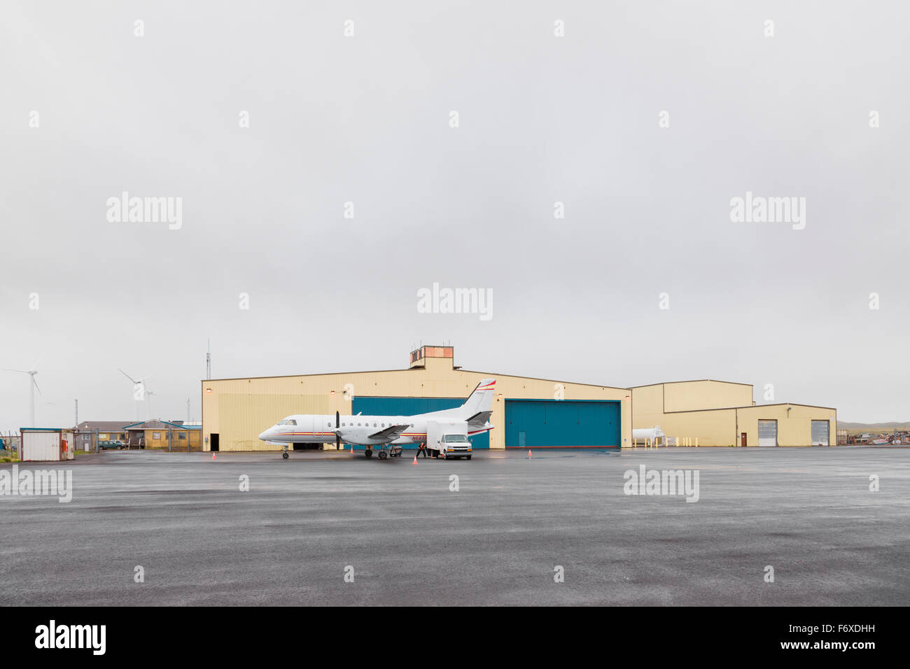 Sur l'aéroport de St Paul, un avion à hélice turbo à l'avant-plan, l'île Saint-Paul, le sud-ouest de l'Alaska, USA, l'été Banque D'Images