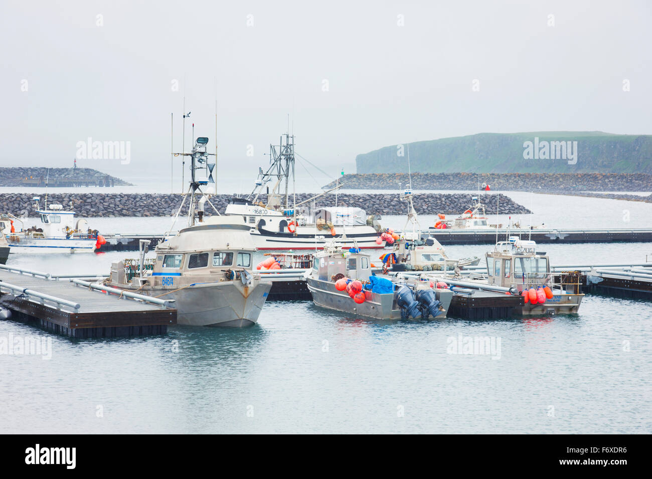 Bateau de pêche amarré à quai dans le port de Saint Paul, saint Paul, à la sud-ouest de l'Alaska, USA, l'été Banque D'Images