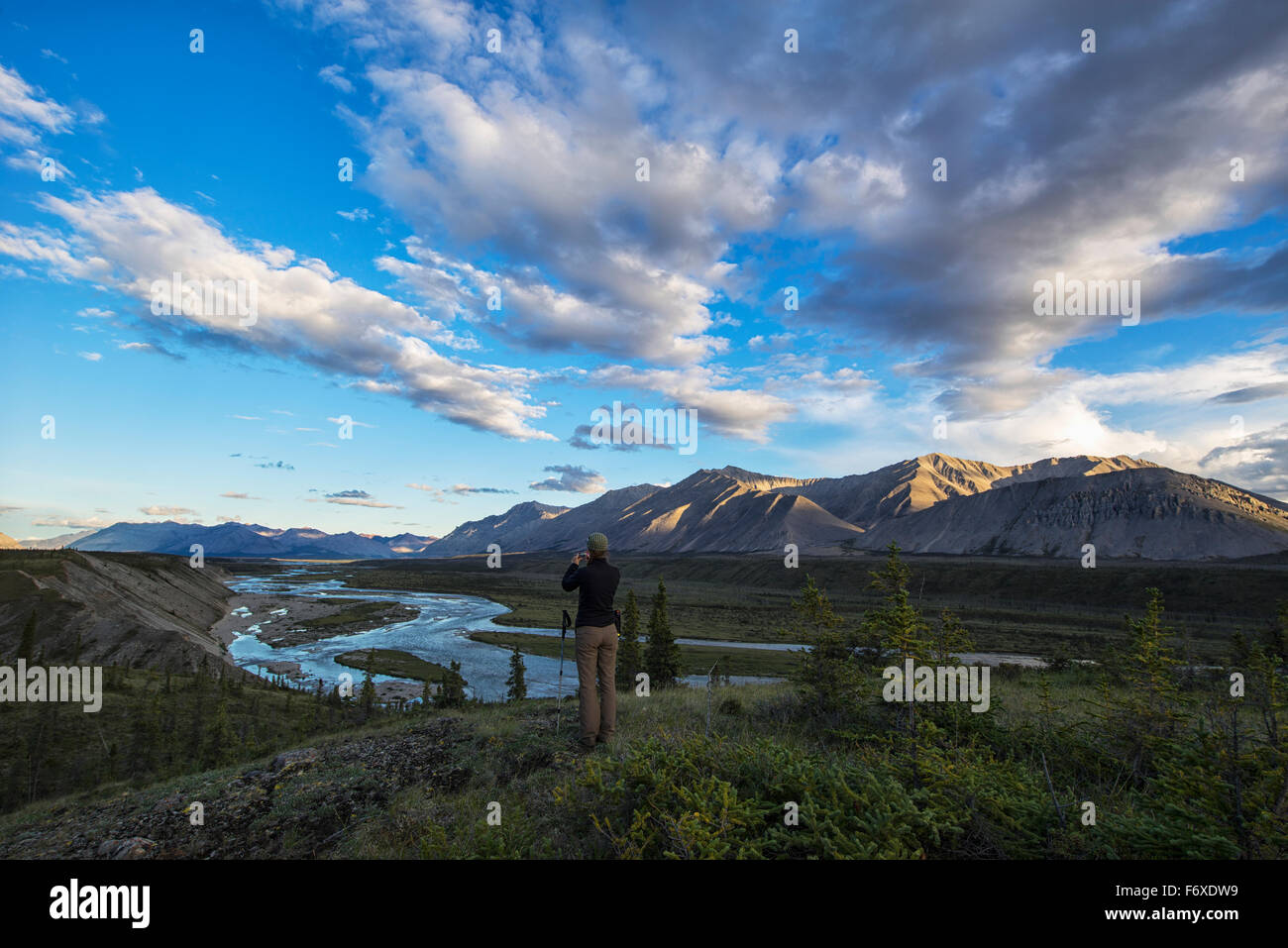 Femme à prendre des photos tout en donnant à la Wind River dans le bassin hydrographique de la rivière Peel ; Yukon, Canada Banque D'Images