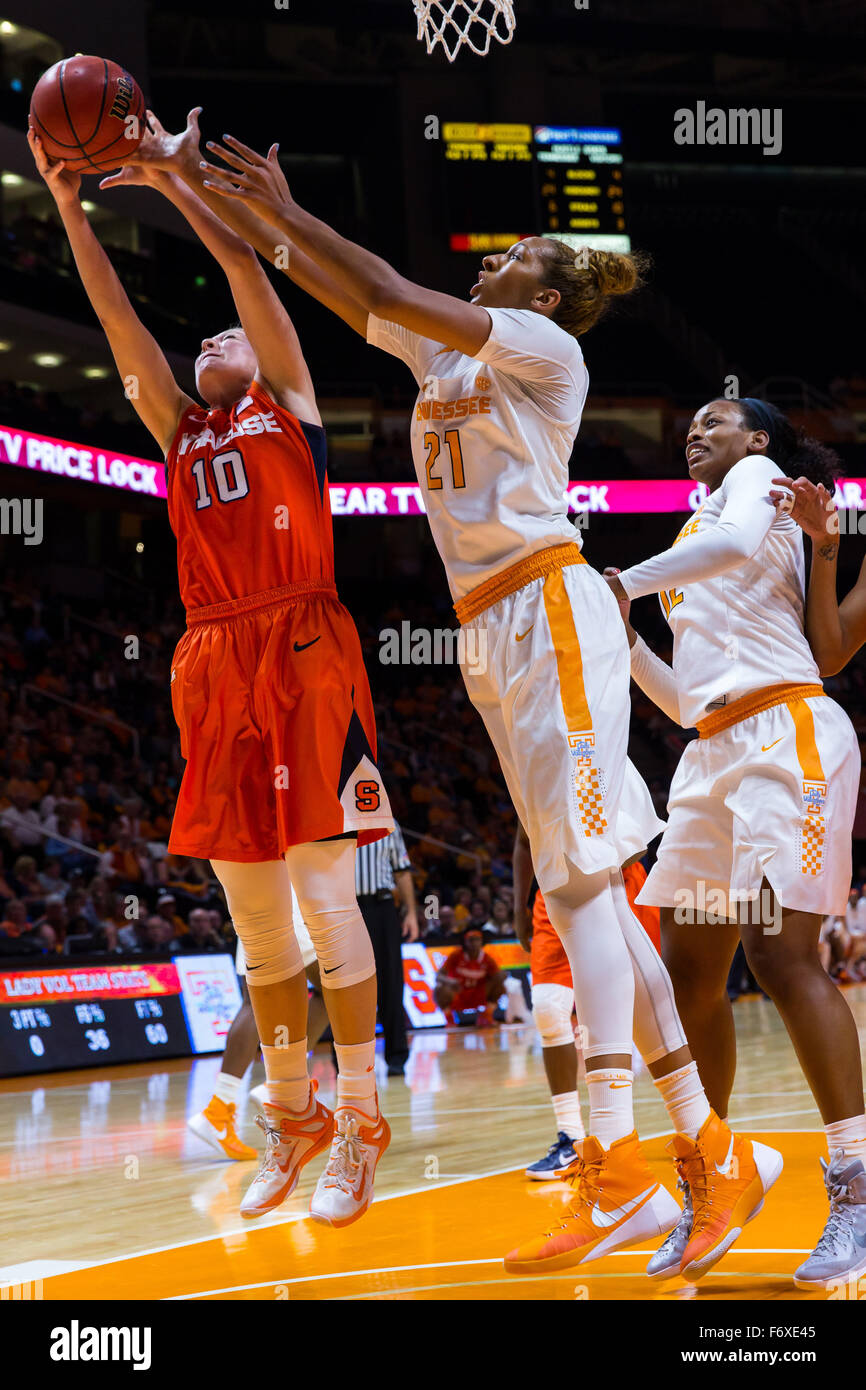 20 novembre 2015 : Mercedes Russell # 21 de l'Ohio Lady Bénévoles et Isabella Slim # 10 de l'Orange de Syracuse bataille pour rebondir au cours de la jeu de basket-ball de NCAA entre l'Université du Tennessee Lady bénévoles et l'Université de Syracuse Orange à Thompson Boling Arena de Knoxville TN Tim Gangloff/CSM Banque D'Images