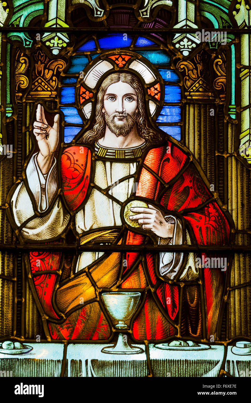 Close up de vitrail avec Jésus Christ à une table avec calice et holding pain ; Calgary, Alberta, Canada Banque D'Images