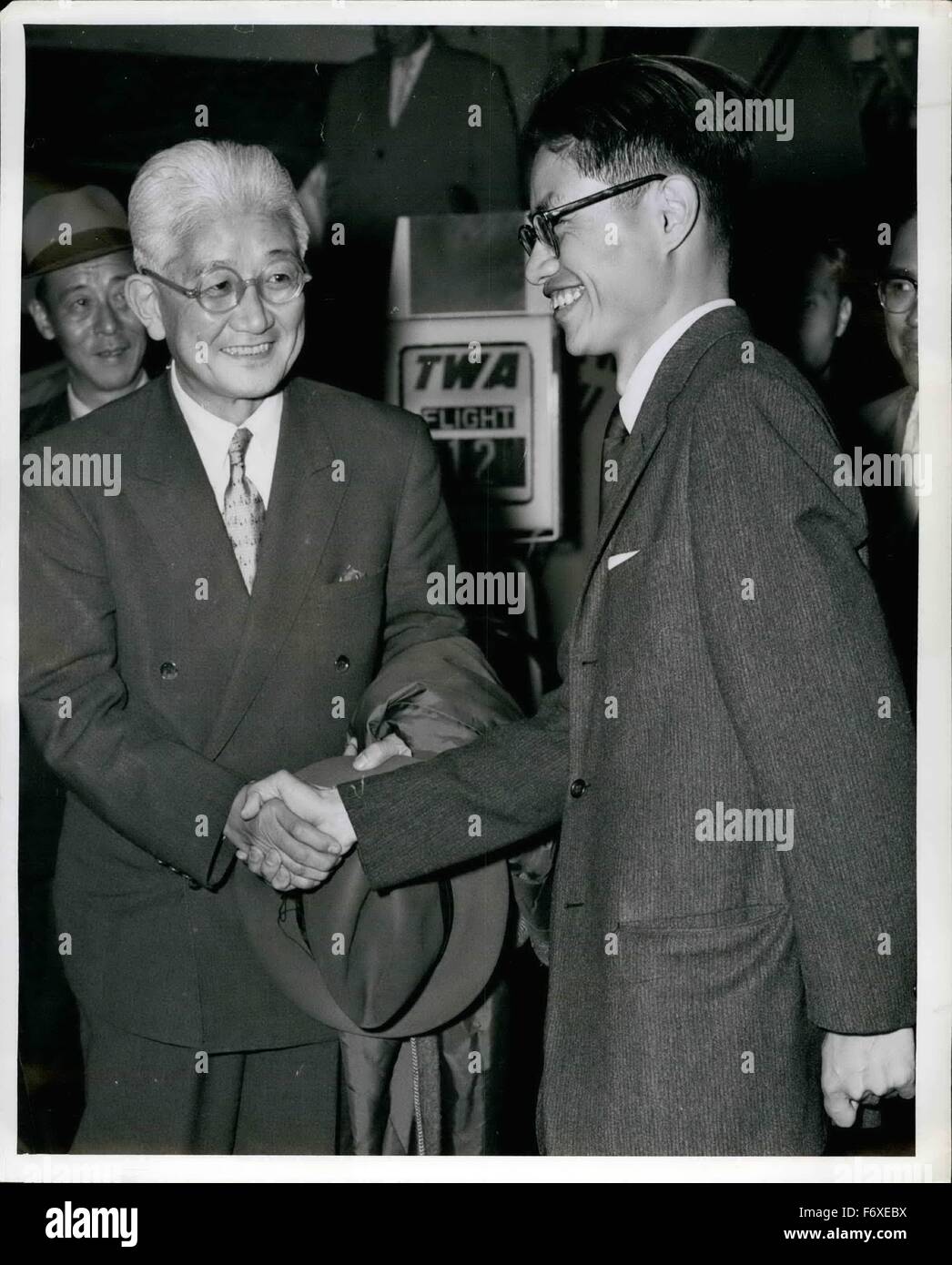 1952 - L'aéroport Idlewild, N.Y., 16 septembre -- le ministre des Affaires étrangères du Japon, Aiichiro Fujiyama, gauche, est accueilli par son fils, Kakuichiro, 29, un étudiant au MIT, après son arrivée à bord de TWA de San Francisco. M. Fujiyama, un ancien homme d'affaires, est en ville pour la session de l'assemblée générale des Nations unies où il fera campagne pour un siège pour le Japon sur le Conseil de sécurité quelques dignitabies japonais étaient aussi présents pour accueillir le ministre des affaires étrangères, y compris : l'Ambassadeur Koto Matsudaira, représentant permanent aux Nations Unies, Toru Hagiwara, ambassadeur au Canada et Takezo Shimoda, ministre de Banque D'Images