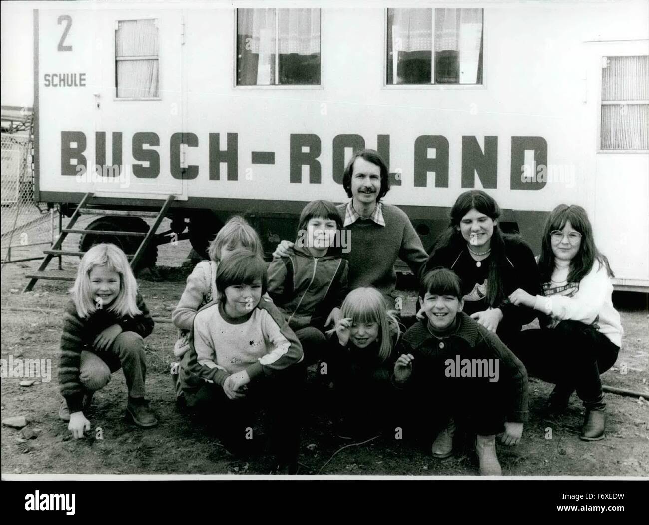 1972 - L'École de cirque pour enfants : l'école du cirque Busch-Roland est une école internationale, parce que les enfants de 5 nations sont enseignés ici. Reiner Nolte, un éducateur de 32 ans à partir de Hambourg/West-Germany a pris congé pendant un an à son école à Hambourg afin d'enseigner les 13 garçons et filles, en tant que ''voyager enseignant''. En partie il n'est pas très facile pour lui, parce que ses élèves viennent d'Allemagne, l'Espagne, l'Angleterre, la France et la Suisse et leur connaissance de la langue allemande n'est pas tous égaux. Il répartit les enfants, compte tenu de leur âge et de leurs connaissances. Mais, en dehors de t Banque D'Images