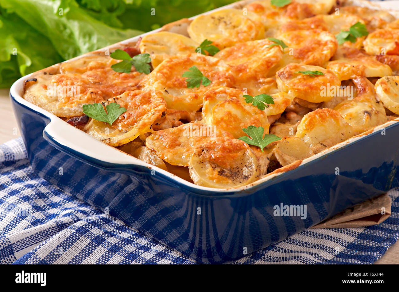 Casserole de pommes de terre avec de la viande et les champignons avec croûte au fromage Banque D'Images