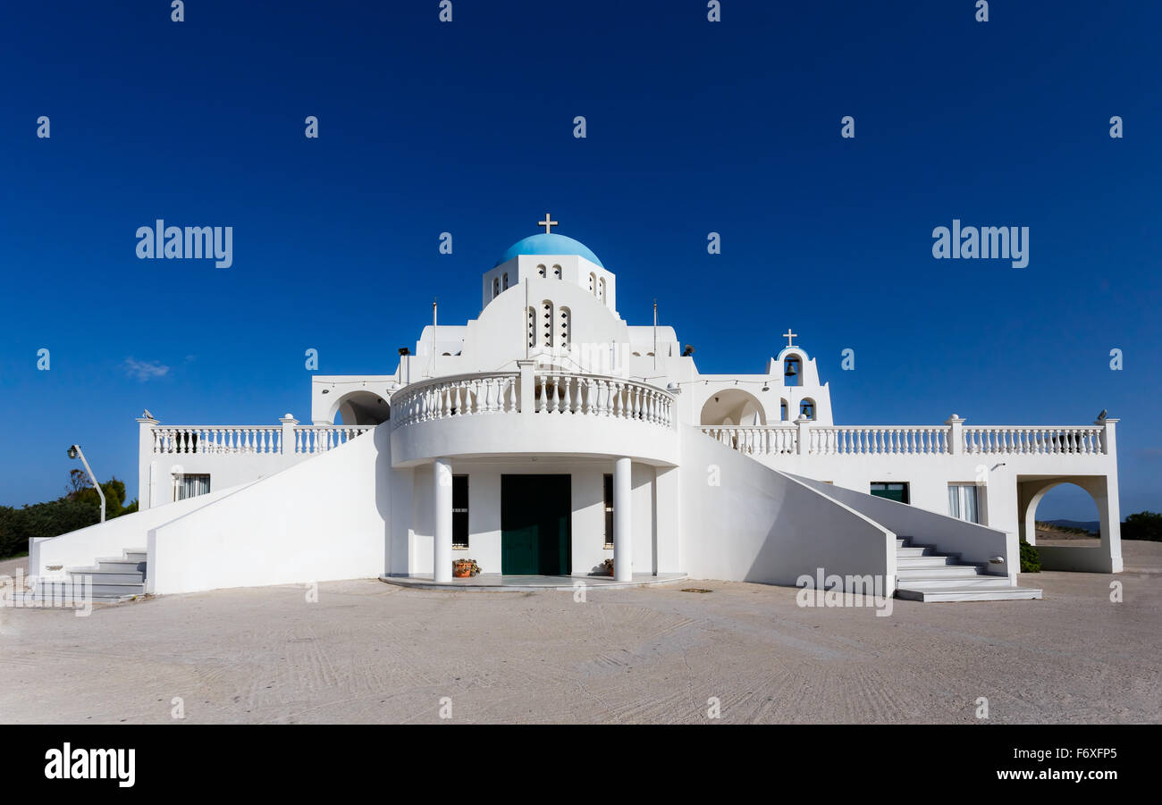 L'église blanche traditionnelle de Profitis Ilias près de Lavrio en Grèce Banque D'Images