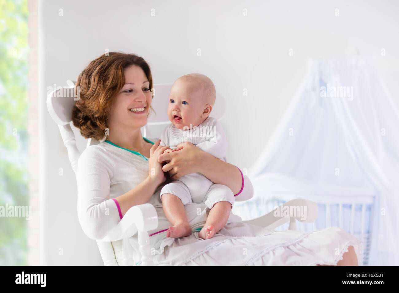 Jeune Mere Tenant Son Enfant Nouveau Ne Maman Bebe Femme Et Nouveau Ne Garcon Dans Chambre Blanche Avec Rocking Chair Photo Stock Alamy Jeune Mere Tenant Son Enfant Nouveau Ne Maman Bebe Femme Et Nouveau Ne Garcon Dans Chambre Blanche Avec Rocking Chair Photo Stock Alamy