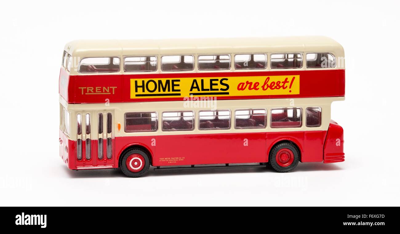 Un Leyland Atlantean bus à impériale bus trent en livrée rouge et ivoire avec une publicité pour la maison ales Banque D'Images