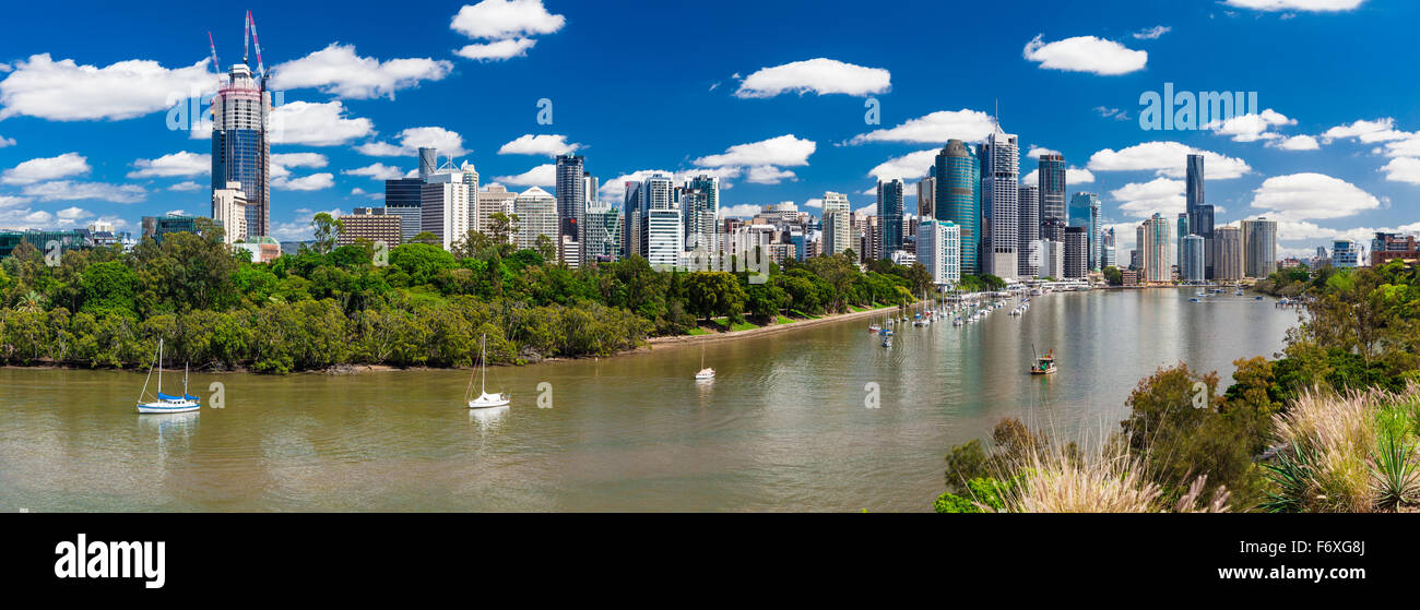 Brisbane, Australie - 18 NOV 2015 : vue panoramique à partir de Kangaroo Point surplombant la ville et le fleuve Brisbane pendant une journée ensoleillée. Banque D'Images