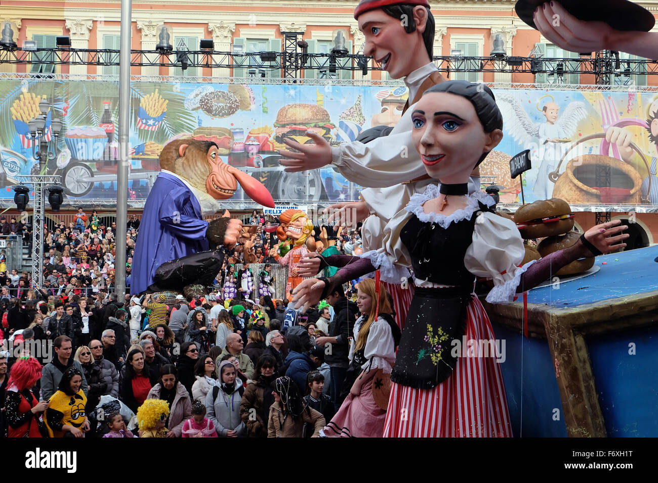 La promotion d'un flotteur à l'pains traditionnels 2015 Carnaval de Nice en France ainsi qu'une foule colorée Banque D'Images