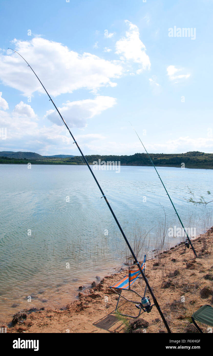 Des cannes à pêche au bord du lac Banque D'Images