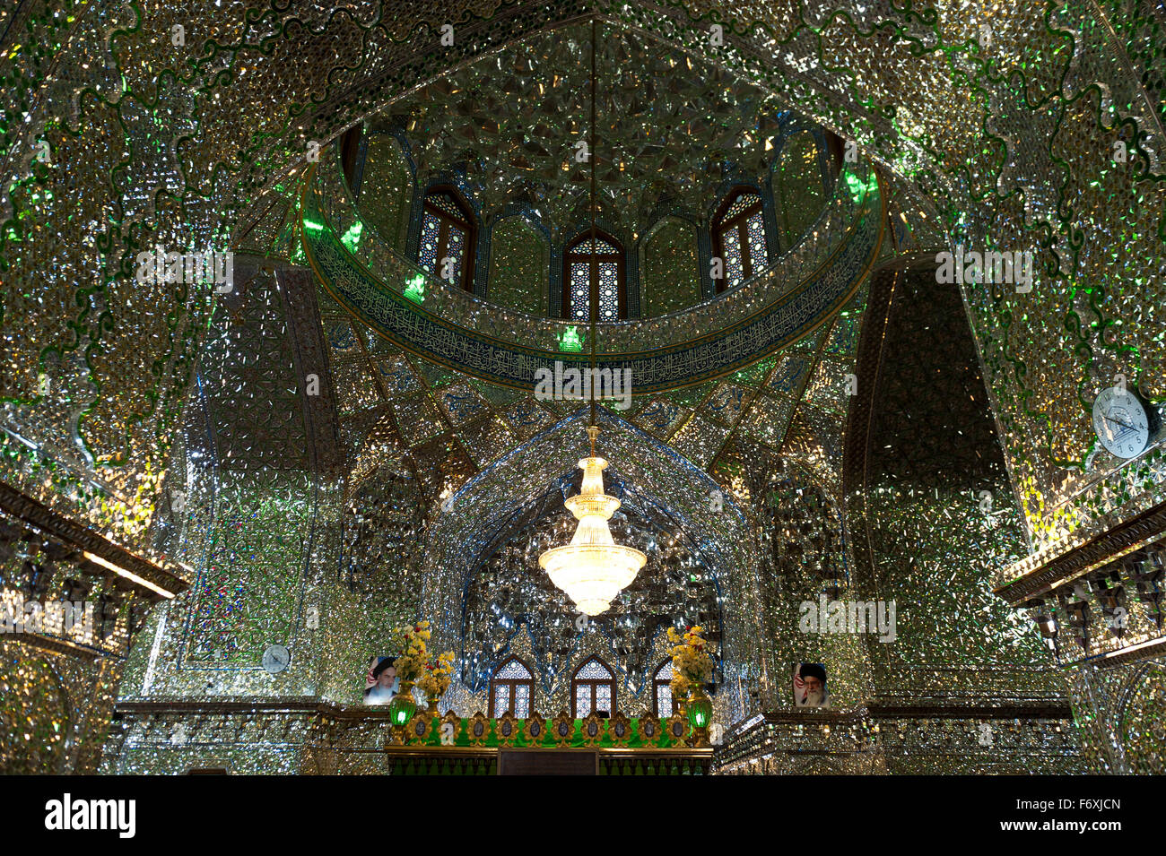 L'intérieur scintillant avec mosaïques miroir, d'un mausolée, tombes, Chérāgh Shāh, Shiraz, Iran Banque D'Images