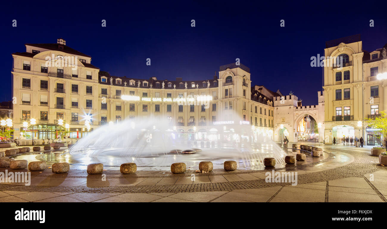 Karlsgate Karlsplatz-Rondell avec fontaines et Neuhauser ou porte, bâtiment semi-circulaire, porte ouest de Munich. Banque D'Images Karlsgate Karlsplatz-Rondell avec fontaines et Neuhauser ou porte, bâtiment semi-circulaire, porte ouest de Munich. Banque D'Images