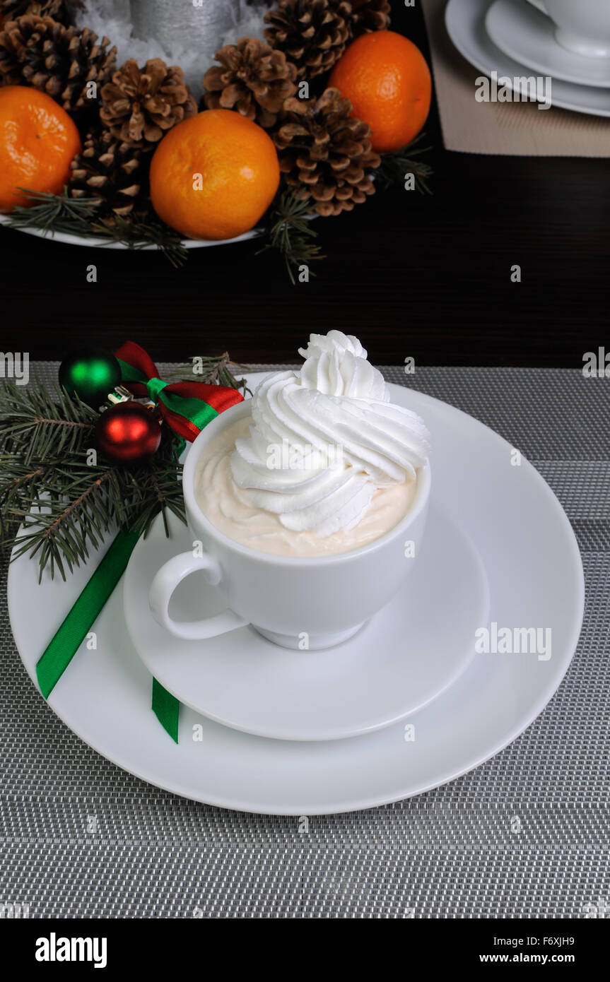 Tasse de café avec des branches de sapin sur une soucoupe sur la table de Noël Banque D'Images