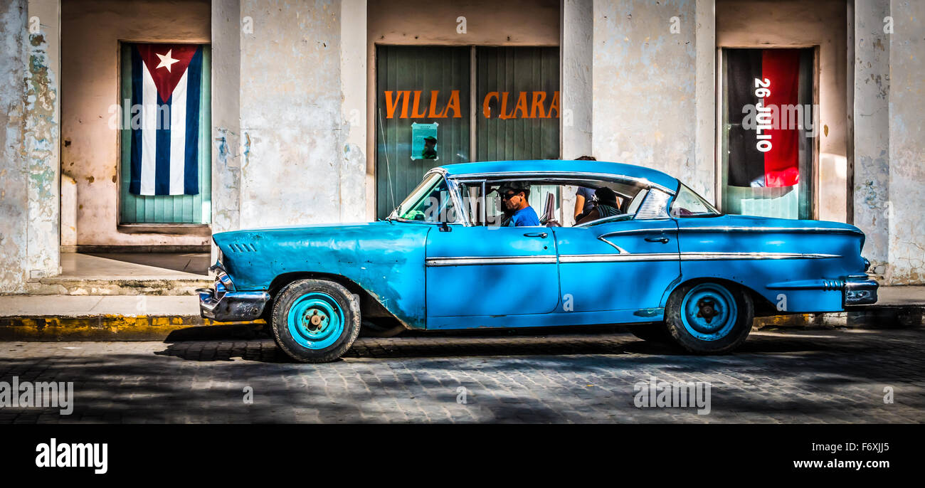 Voiture américaine classique dans une rue de Santa Clara, Cuba Banque D'Images