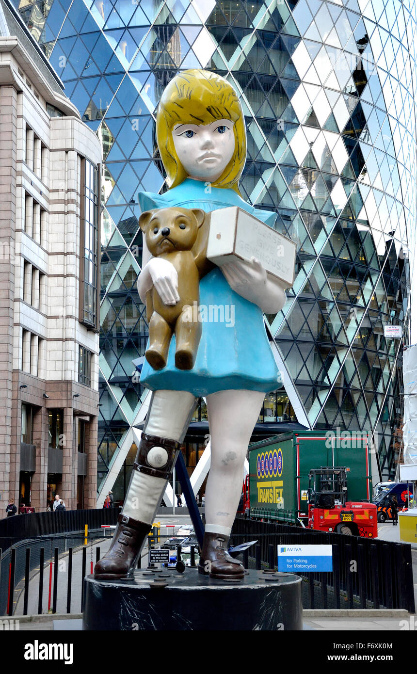 Londres, Angleterre, Royaume-Uni. Damien Hirst 7m sculpture 'Charity' est basé sur une boîte de collection Scope des années 1960 Banque D'Images