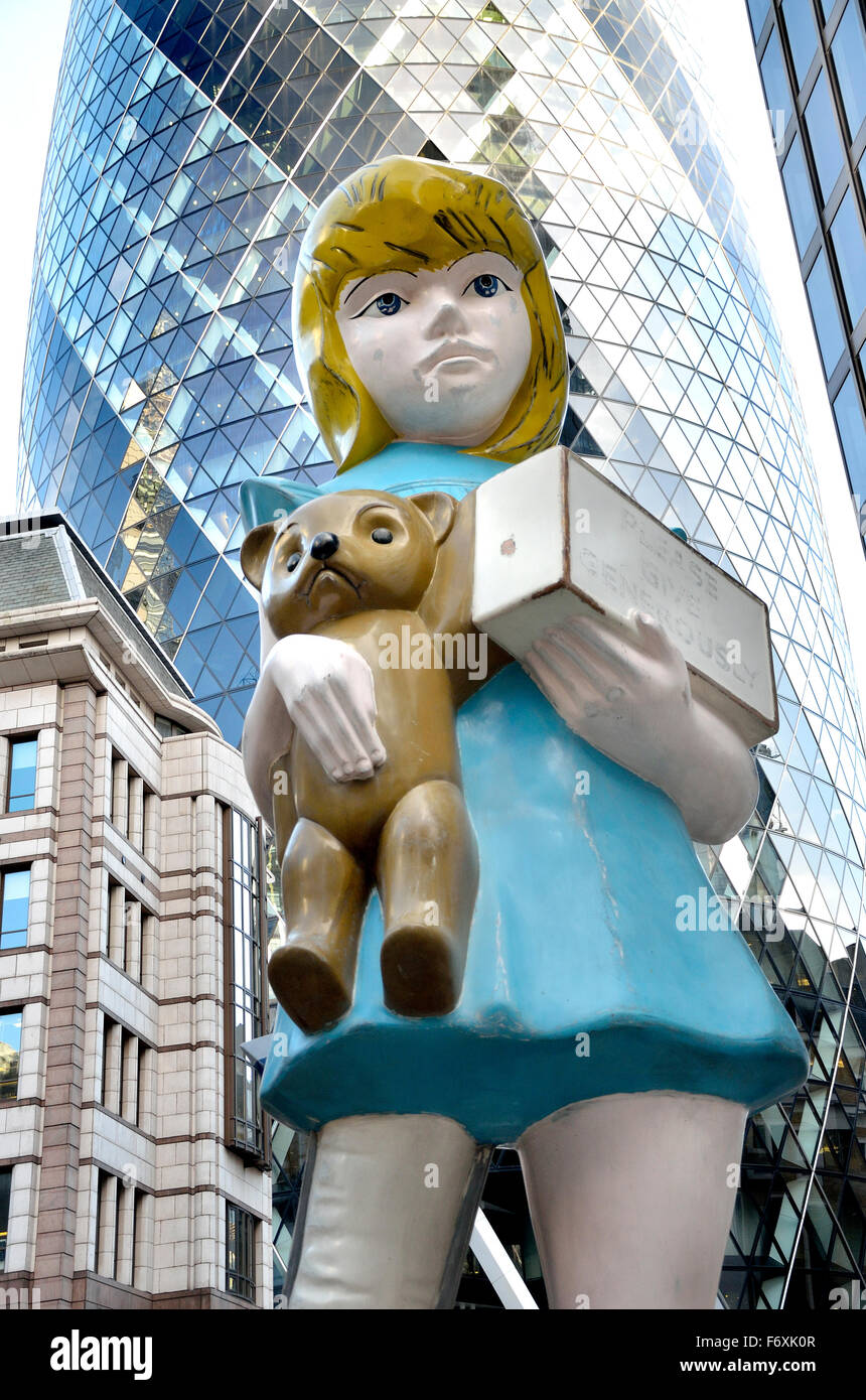 Londres, Angleterre, Royaume-Uni. Damien Hirst 7m sculpture 'Charity' est basé sur une boîte de collection Scope des années 1960 Banque D'Images
