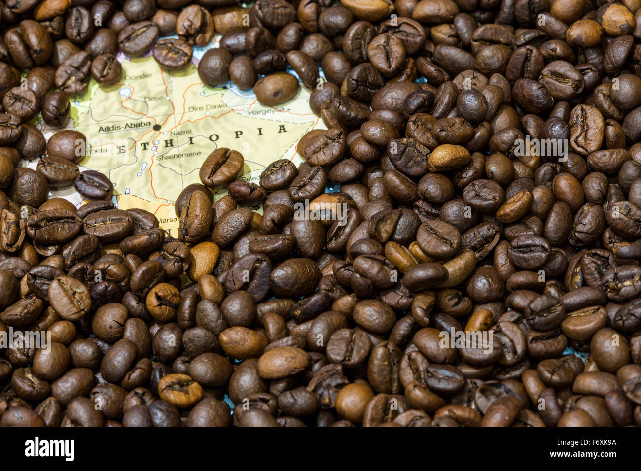 Carte de géographie de l'Éthiopie couverts par un fond de café torréfié. Cette nation est entre les cinq principaux producteurs et Banque D'Images
