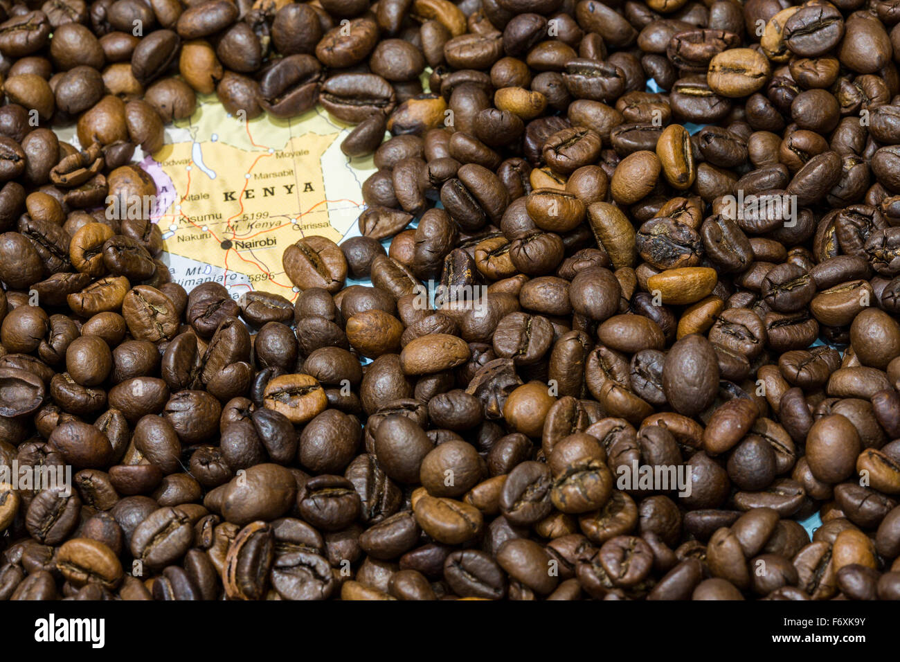 Carte géographique du Kenya couvert par un fond de café torréfié. Cette nation est l'un des principaux producteurs et exportateurs Banque D'Images