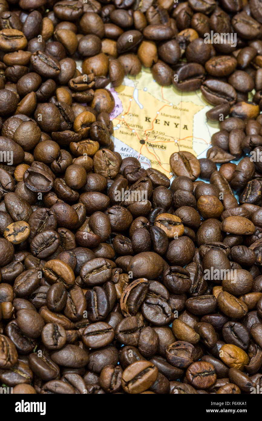 Carte géographique du Kenya couvert par un fond de café torréfié. Cette nation est l'un des principaux producteurs et exportateurs Banque D'Images