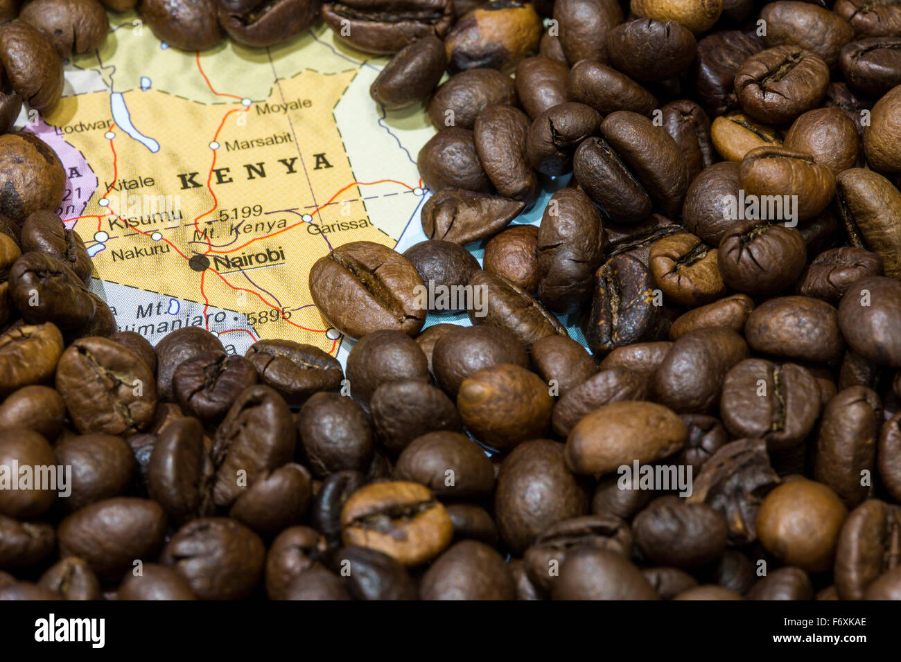 Carte géographique du Kenya couvert par un fond de café torréfié. Cette nation est l'un des principaux producteurs et exportateurs Banque D'Images