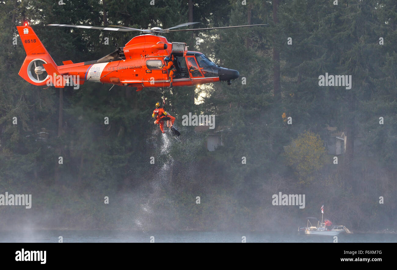 Seattle, Washington, USA. 20 Nov, 2015. Des soldats chinois et américains ont travaillé ensemble à la pratique de l'aide humanitaire et les opérations de secours à Joint Base Lewis-McChord, au sud-ouest de Seattle, État de Washington, aux États-Unis le 20 novembre 2015. C'était la 3e fois que les Chinois et les soldats américains engagés dans l'échange de pratiques sur le terrain le genre, dans le cadre d'une gestion des catastrophes annuelles bilatérales programme d'échange visant à renforcer les capacités à coopérer en cas d'urgence. Source : Xinhua/Alamy Live News Banque D'Images