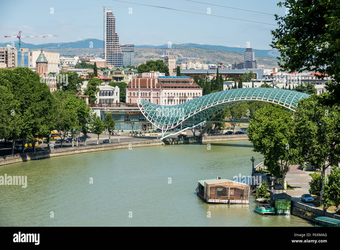 Passerelle pour piétons de la paix (mshvidobis géorgienne khidi) sur la rivière Kura conçu par Michele De Lucchi, inTbilisi la Géorgie Banque D'Images