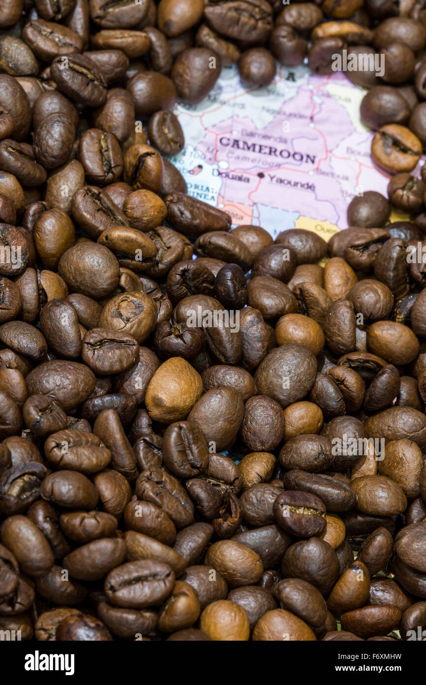 Carte géographique du Cameroun couvert par un fond de café torréfié. Cette nation est l'un des principaux producteurs et bois de chauffage Banque D'Images
