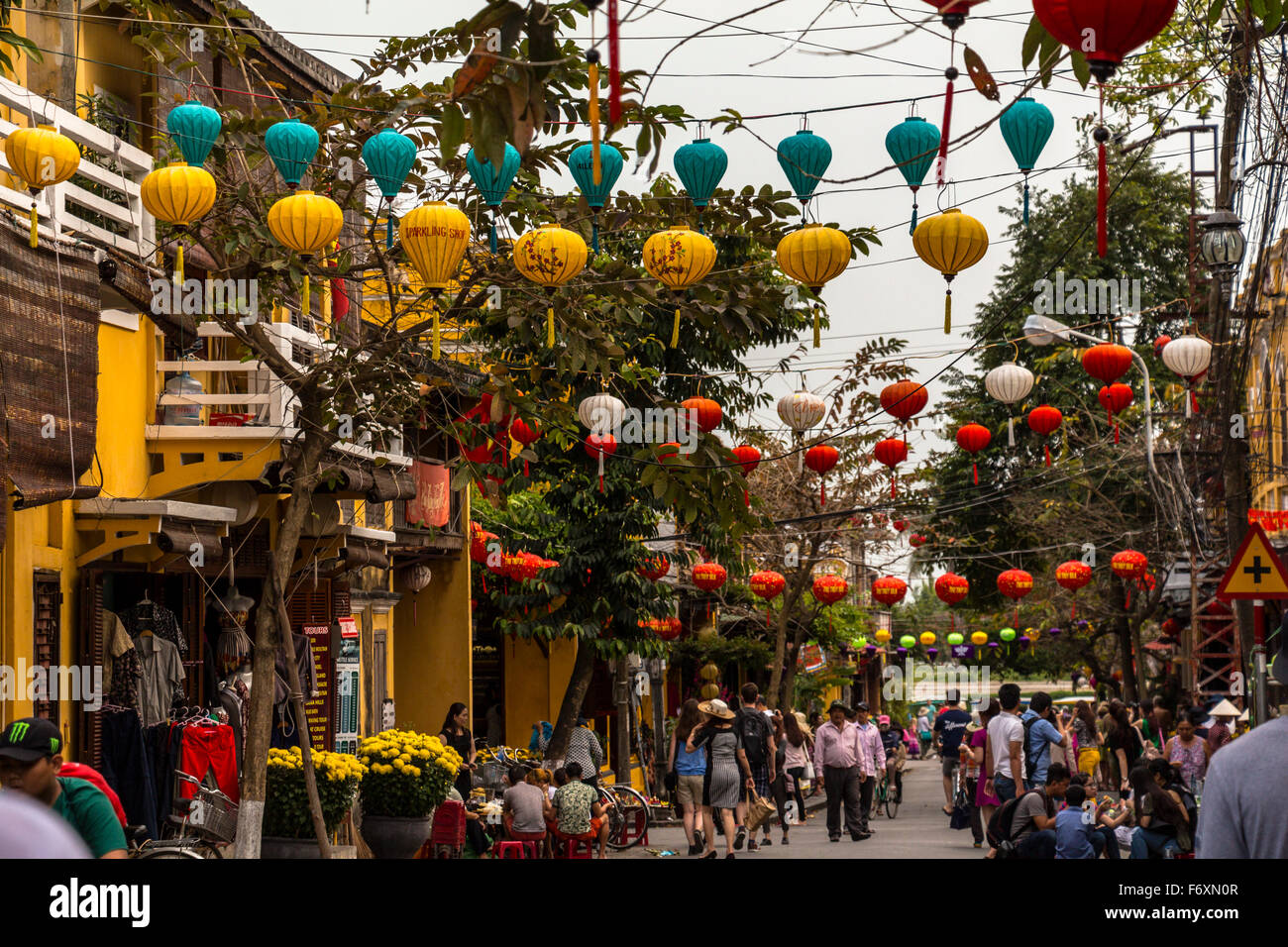 HOI AN, VIETNAM - 26 février 2015 : Lampions suspendues sur la rue de la vieille ville de Hoi An dans la journée. Banque D'Images