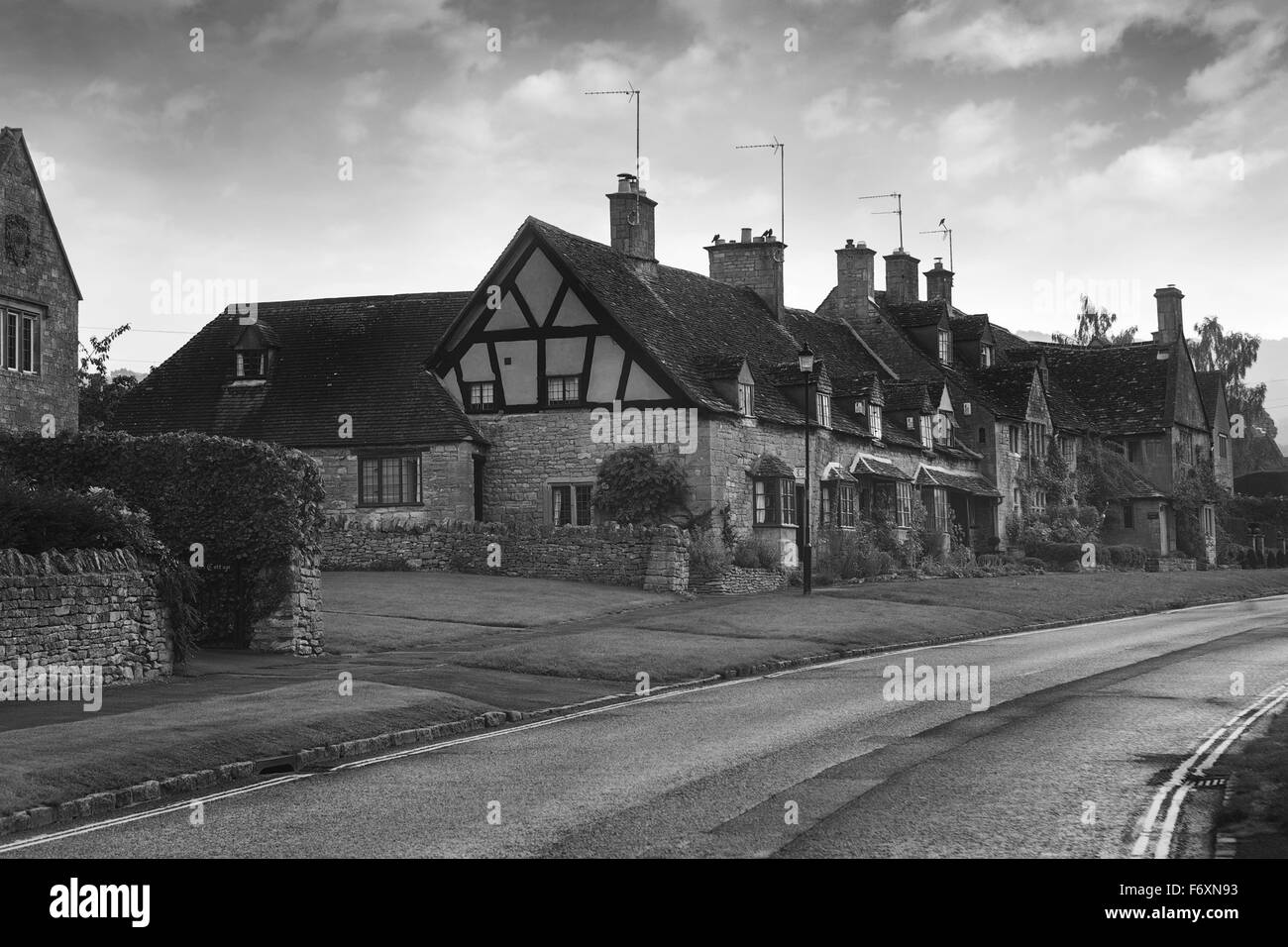 Vue sur la rue principale à Broadway, Cotswold, Angleterre Banque D'Images