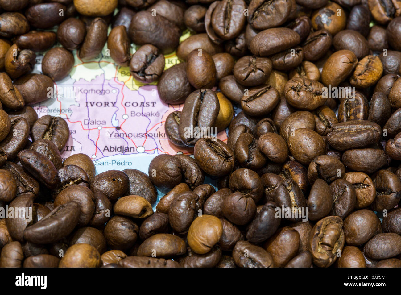 Carte géographique de la Côte d'Ivoire recouvert d'un fond de café torréfié. Cette nation est l'un des principaux producteurs et ex Banque D'Images