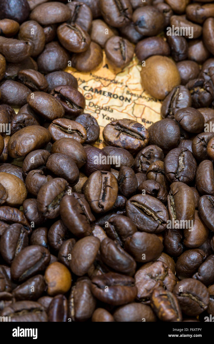 Vintage Carte Cameroun couvert par un fond de café torréfié. Cette nation est l'un des principaux producteurs et exportateurs Banque D'Images