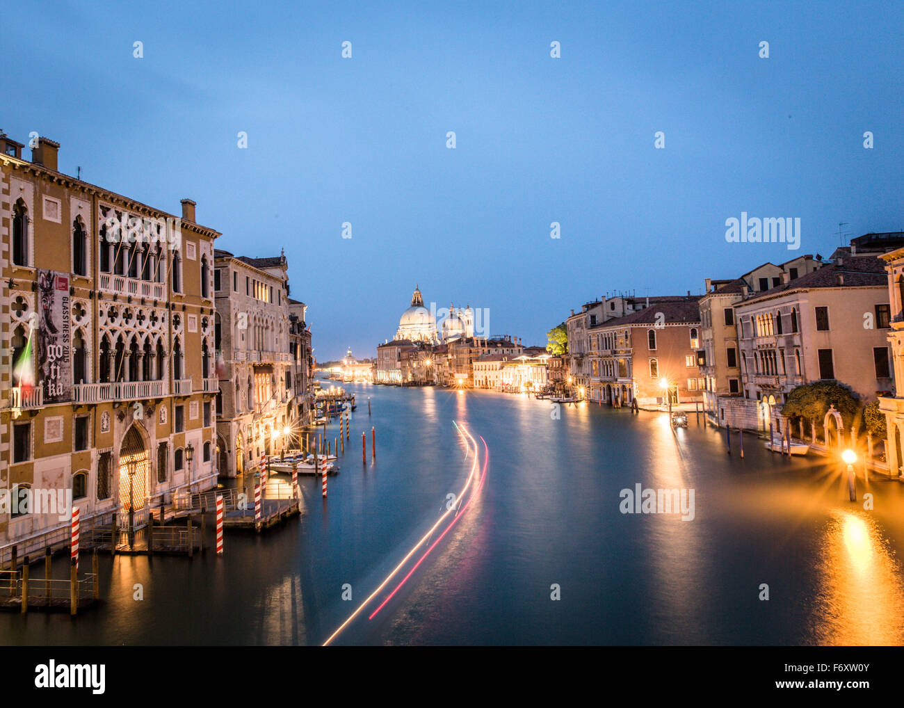 Coucher de soleil depuis le pont de l'Accademia, Venise, Italie. L'exposition longue Banque D'Images