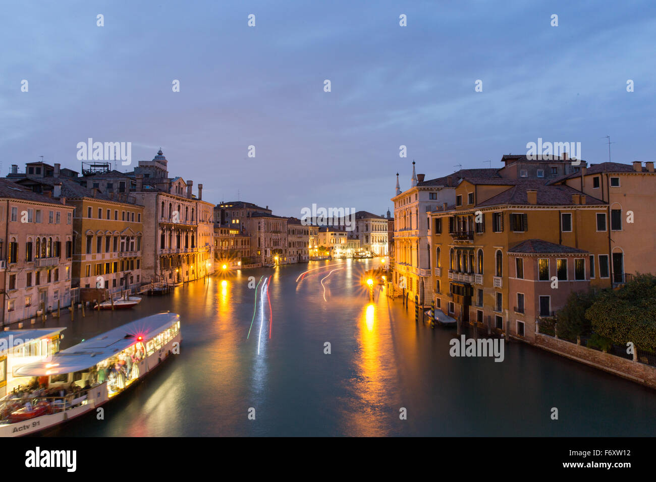 Coucher de soleil depuis le pont de l'Accademia, Venise, Italie. L'exposition longue Banque D'Images