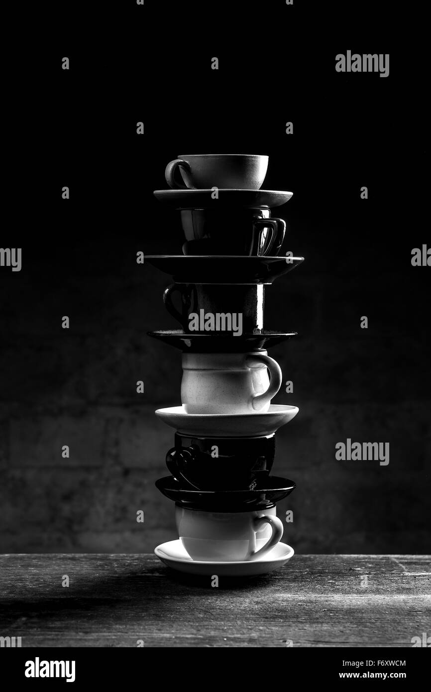 Tour de tasses de café vide, noir et blanc Banque D'Images Tour de tasses de café vide, noir et blanc Banque D'Images