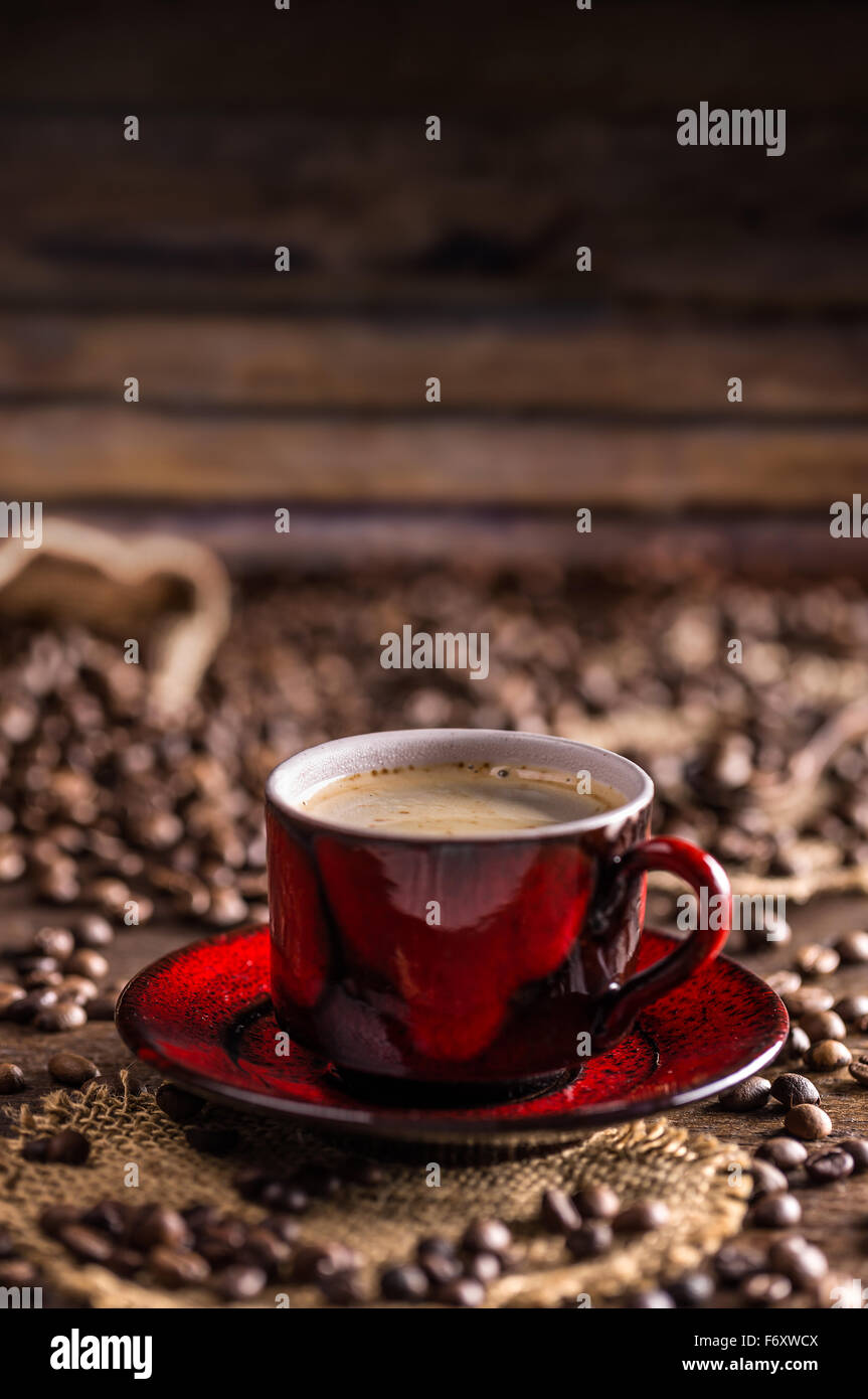 Tasse à café et de haricots rouges sur fond de bois Banque D'Images