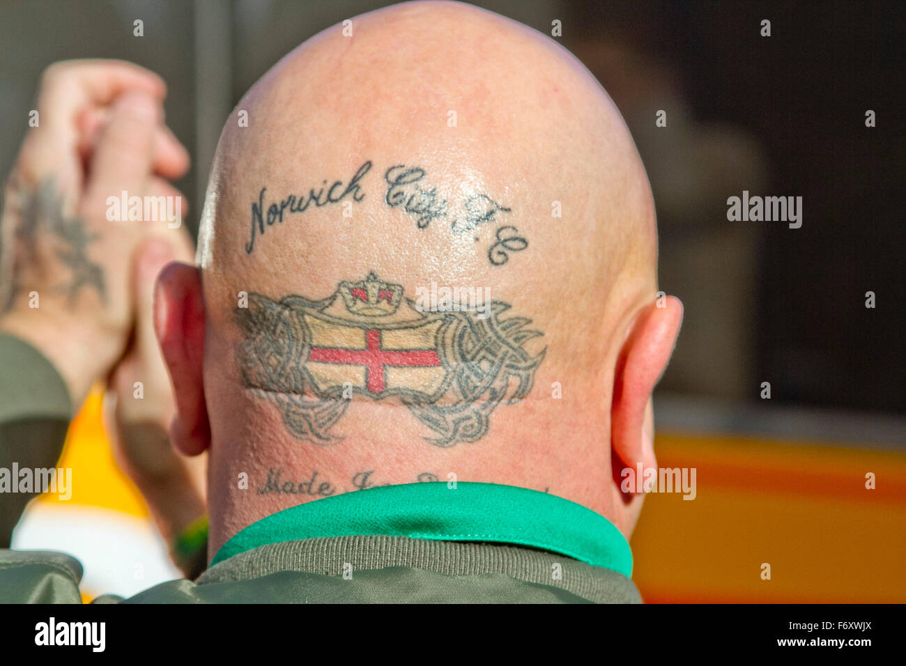 Londres, Royaume-Uni. 21 Nov, 2015. Un ventilateur de Norwich avec un tatouage sur sa tête. La sécurité est renforcée à Stamford Bridge et à d'autres motifs de la ligue de football après les attaques terroristes à Paris la semaine dernière : Crédit amer ghazzal/Alamy Live News Banque D'Images