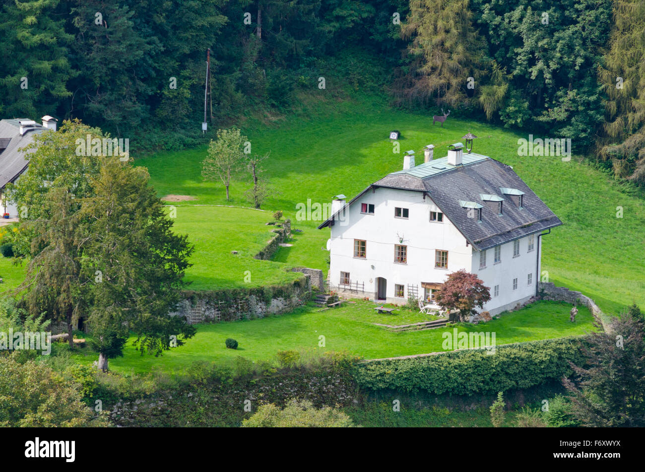 Maisons dans le paysage des Alpes sur l'herbe verte pelouse. Banque D'Images