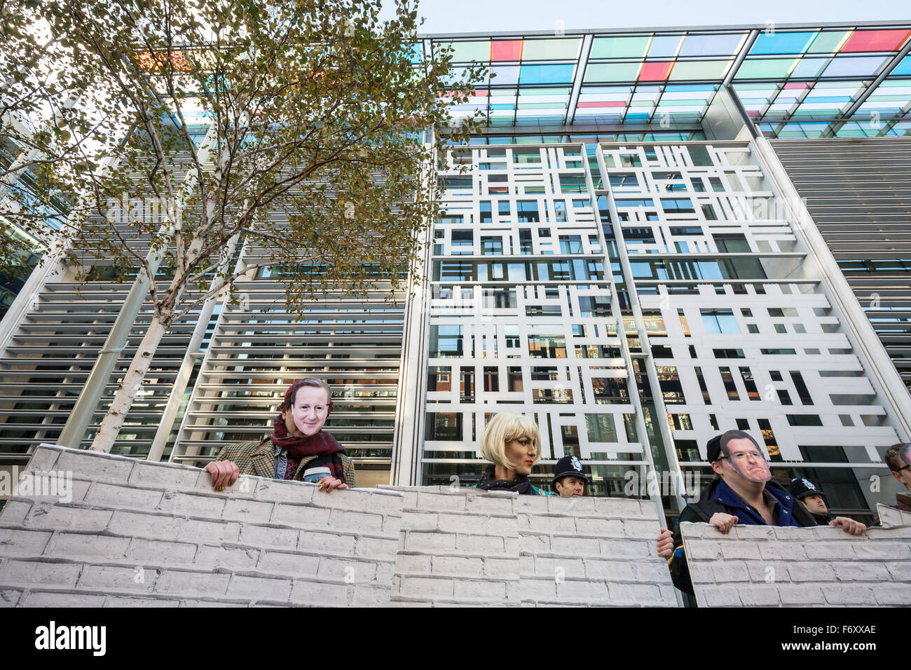 Londres, Royaume-Uni. 21 novembre, 2015. "Pas de frontières ne fanatiques" aide aux migrants LGBTI et de protestation à l'extérieur de rallye Accueil Bureau contre les politiques d'immigration hostile Crédit : Guy Josse/Alamy Live News Banque D'Images