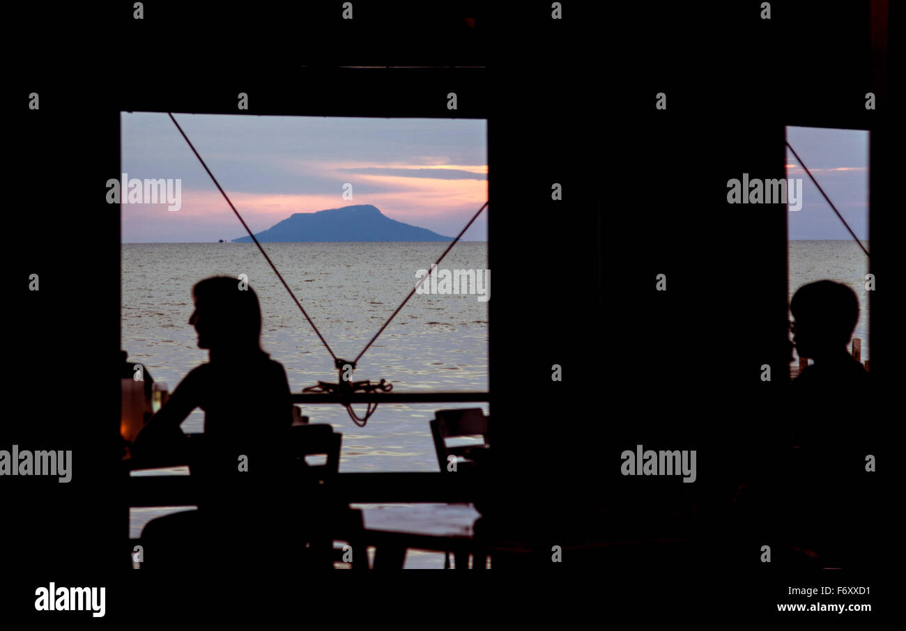 Kep restaurant yacht club jetée crépuscule coucher de scène Banque D'Images