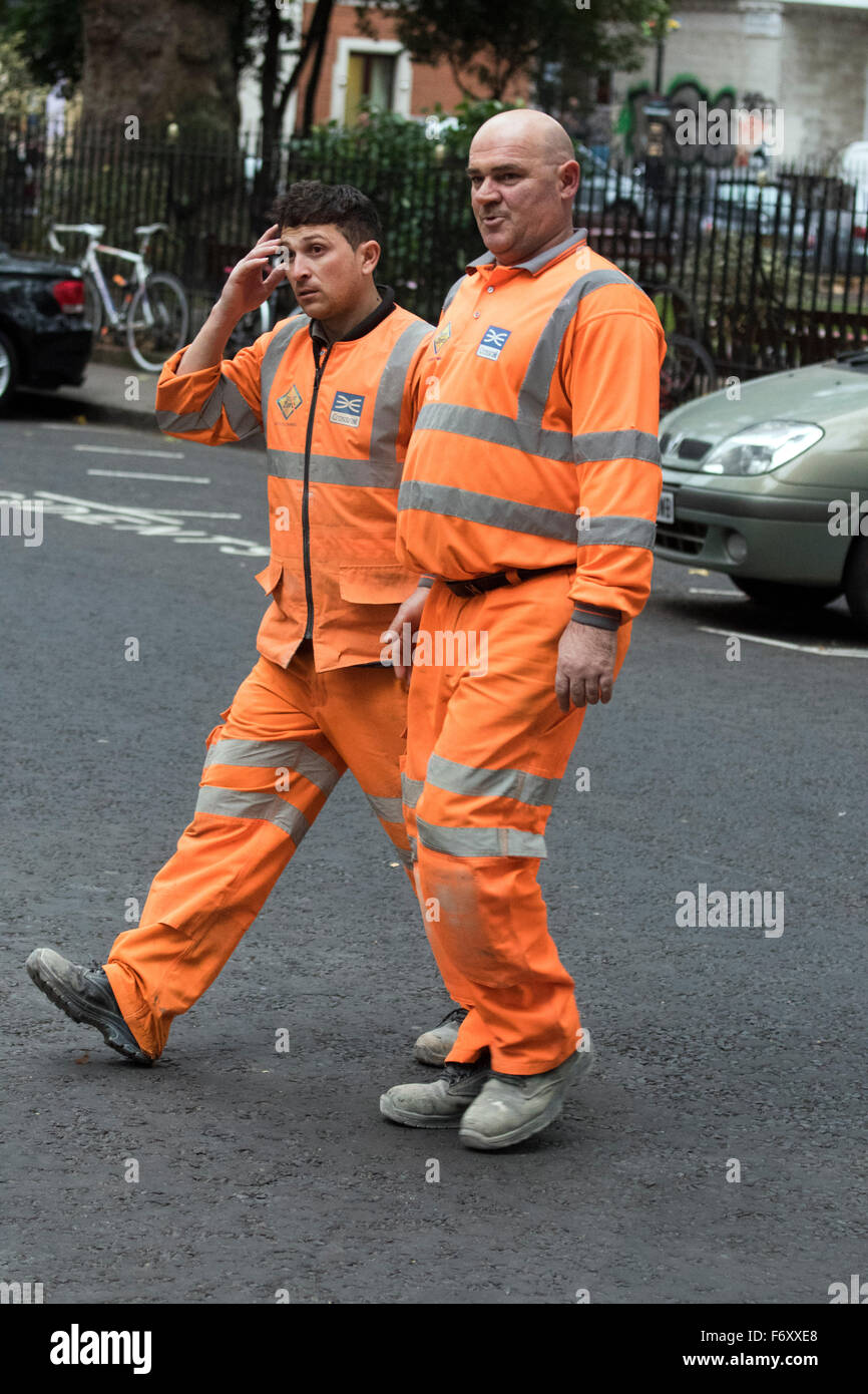 Deux travailleurs de combinaisons orange déconcerté confus Banque D'Images