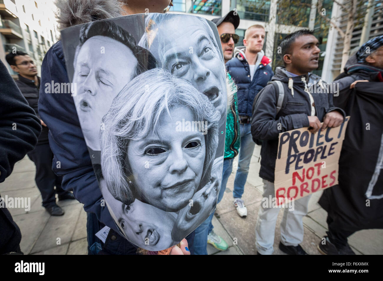 Londres, Royaume-Uni. 21 novembre, 2015. "Pas de frontières ne fanatiques" aide aux migrants LGBTI et de protestation à l'extérieur de rallye Accueil Bureau contre les politiques d'immigration hostile Crédit : Guy Josse/Alamy Live News Banque D'Images