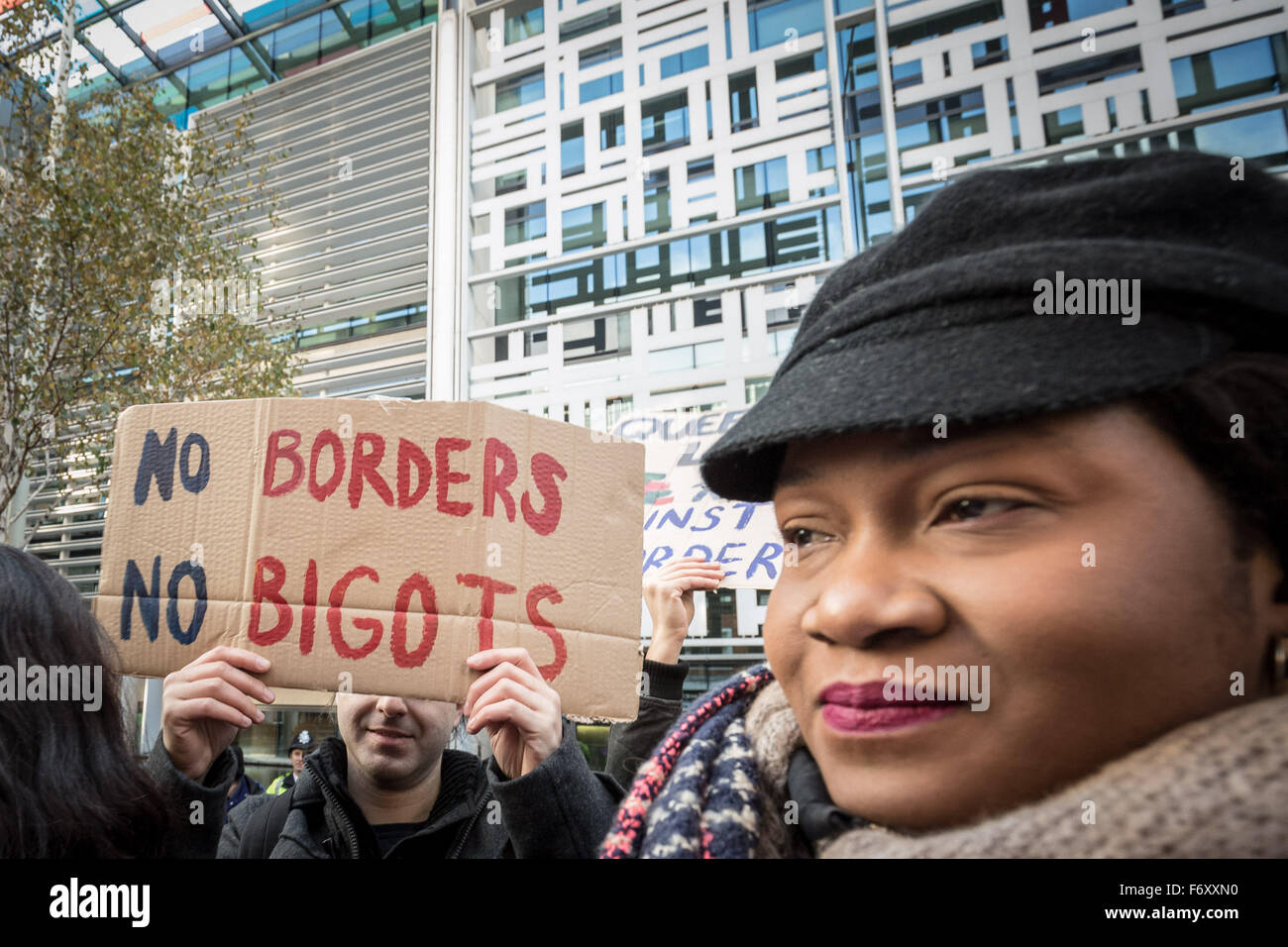 Londres, Royaume-Uni. 21 novembre, 2015. "Pas de frontières ne fanatiques" aide aux migrants LGBTI et de protestation à l'extérieur de rallye Accueil Bureau contre les politiques d'immigration hostile Crédit : Guy Josse/Alamy Live News Banque D'Images