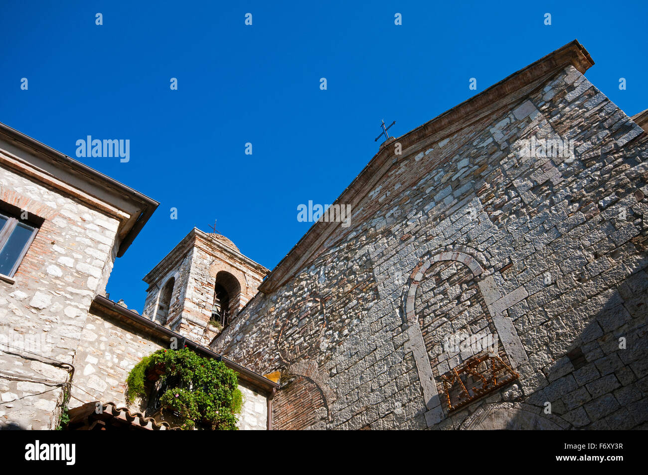 Montecchio, façade de l'église Santa Maria (xive siècle) et le clocher, Pérouse, Ombrie, Italie Banque D'Images