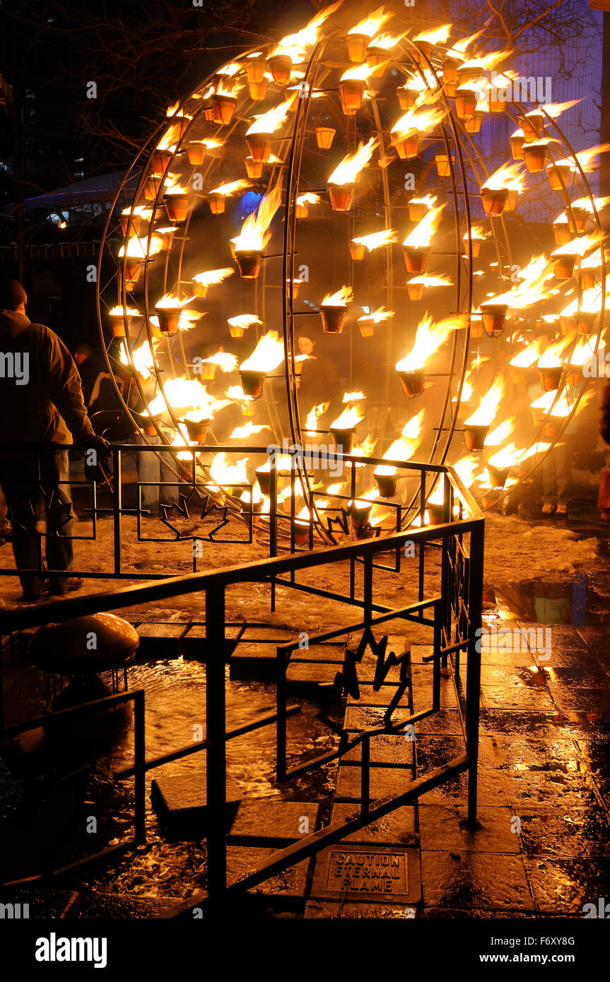 Wintercity Toronto Nuits de Feu Globe à flamme éternelle par la Cie Carabosse Banque D'Images