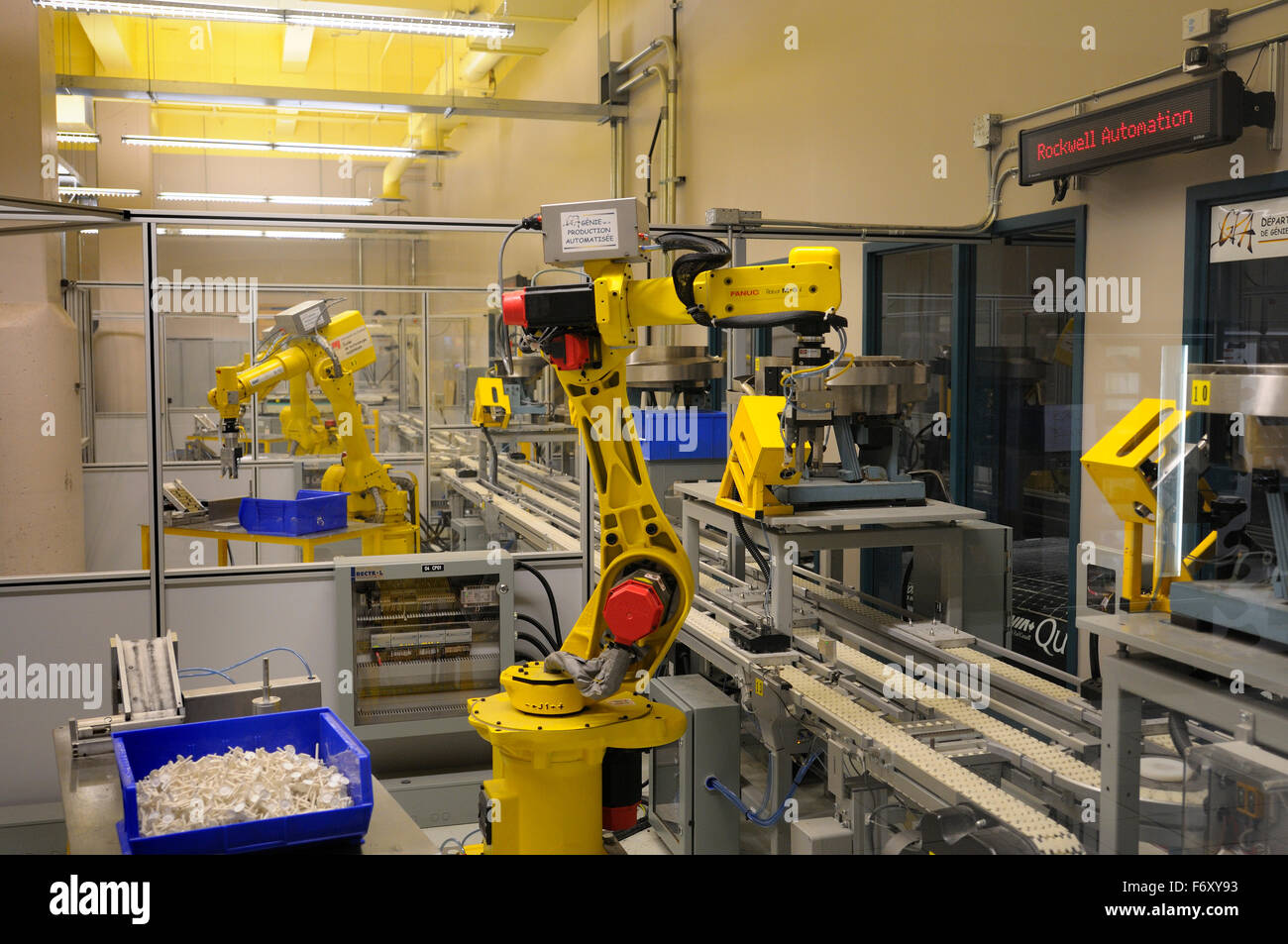 Robots d'assemblage à l'Ecole de technologie supérieure de l'Université de Montréal Québec Canada Banque D'Images
