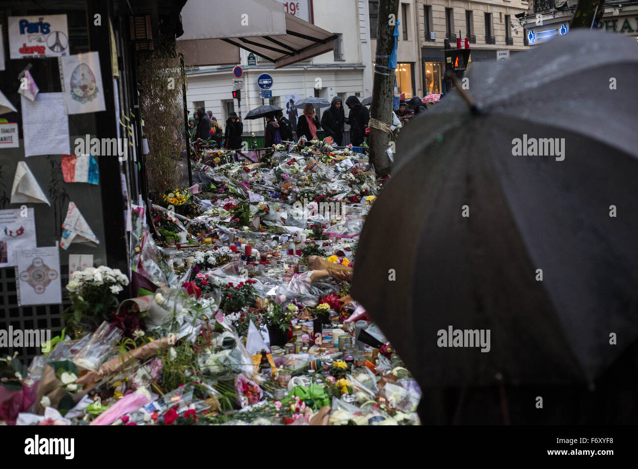 Paris, Paris, France. 21 Nov, 2015. Des fleurs, des bougies et les messages laissés comme un mémorial dans ''La Belle Equipe'' restaurant dans le 11ème arrondissement de Paris, à la suite d'une série d'attaques terroristes coordonnées du 13 novembre. État islamique (ISIS) jihadistes réclamé des attaques coordonnées dans le centre de Paris qui a tué au moins 129 personnes et des centaines de blessés lors d'une salle de concert (Le Bataclan), des restaurants et le stade national Crédit : Guillaume Payen/ZUMA/Alamy Fil Live News Banque D'Images