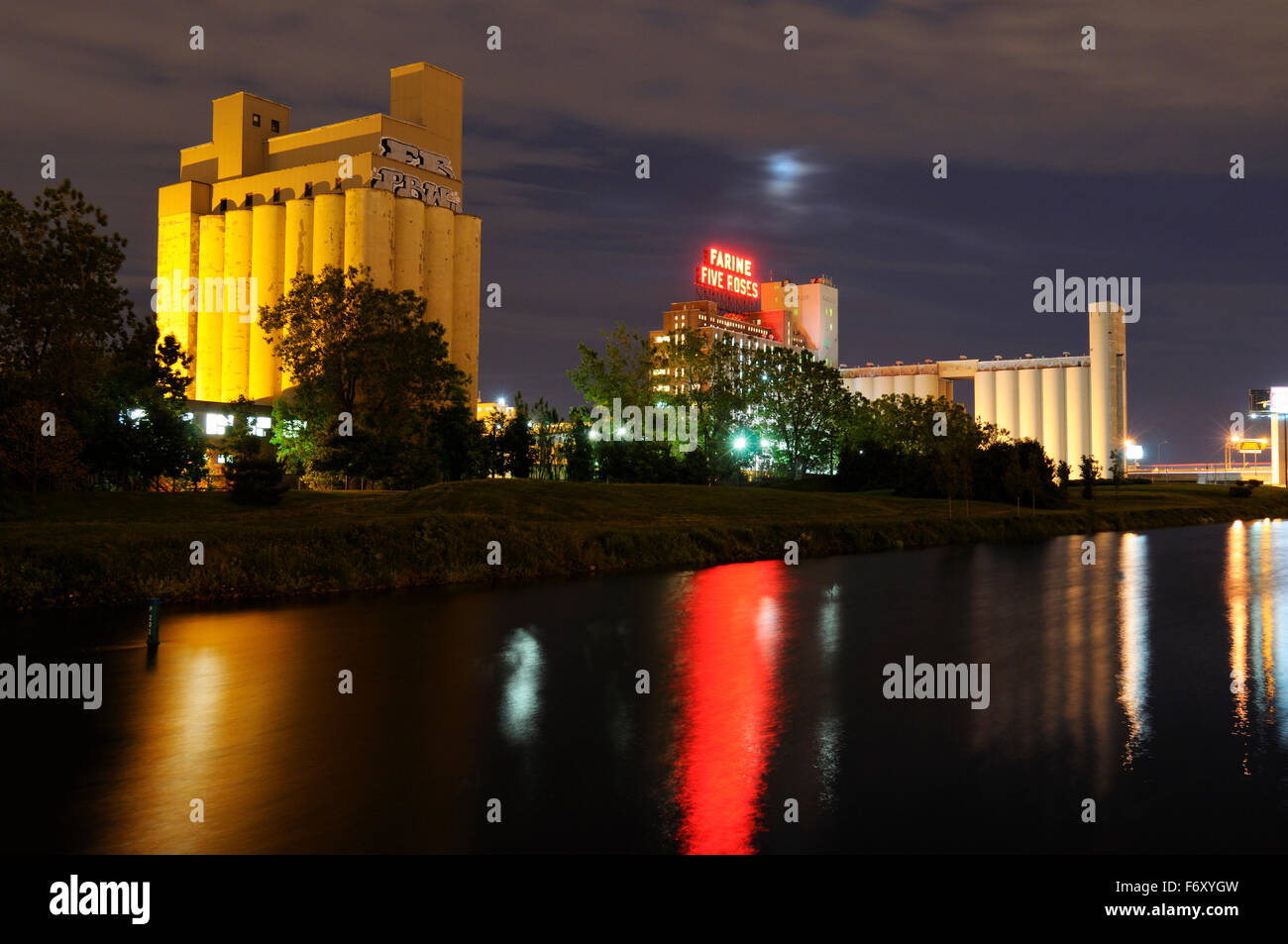 Photo de nuit de la farine Five Roses moulin sur le Canal Lachine Montréal sous la pleine lune Banque D'Images