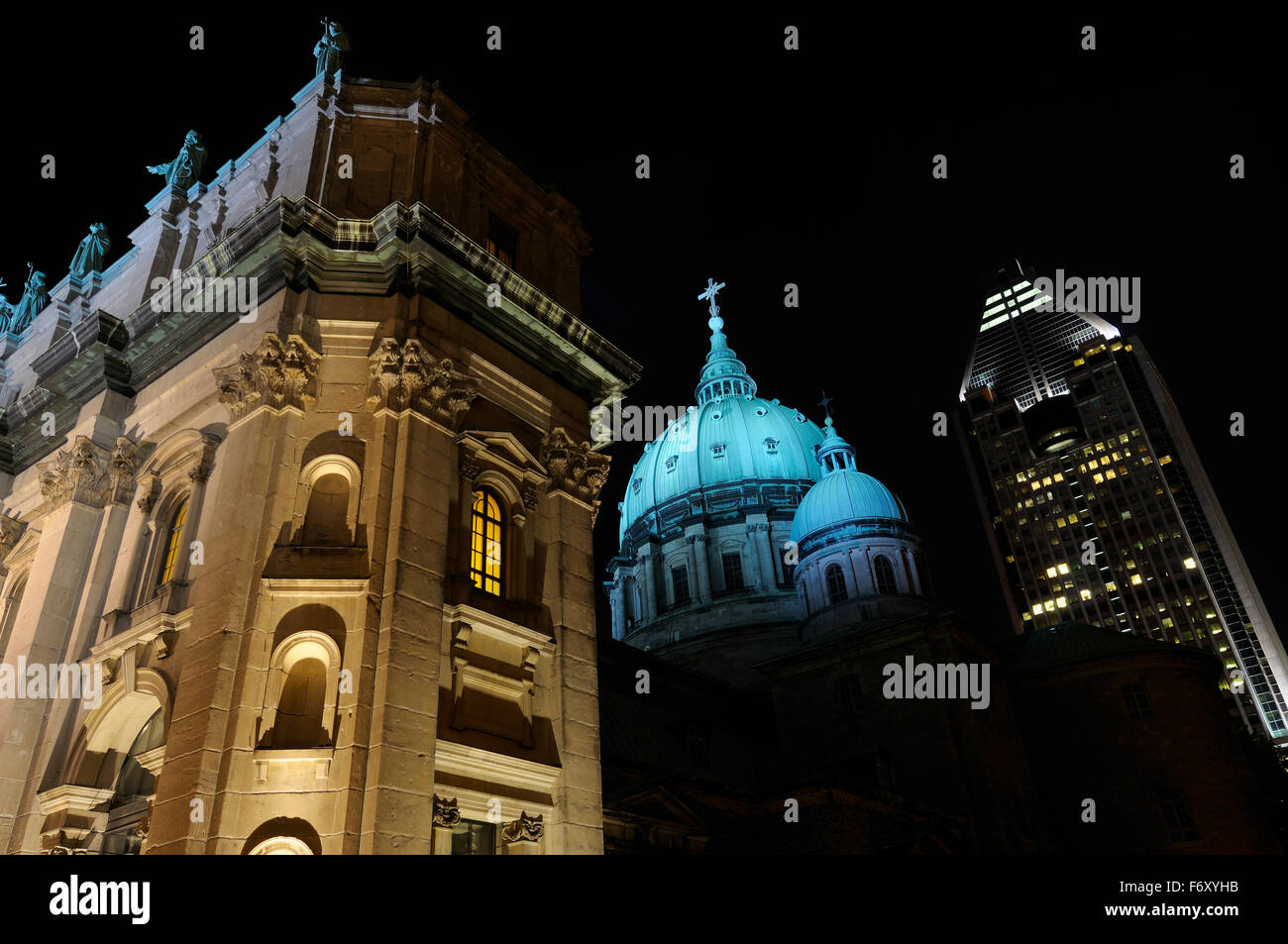 Highrise avec dôme vert et façade de Marie Reine du monde à Montréal basilique nuit Banque D'Images