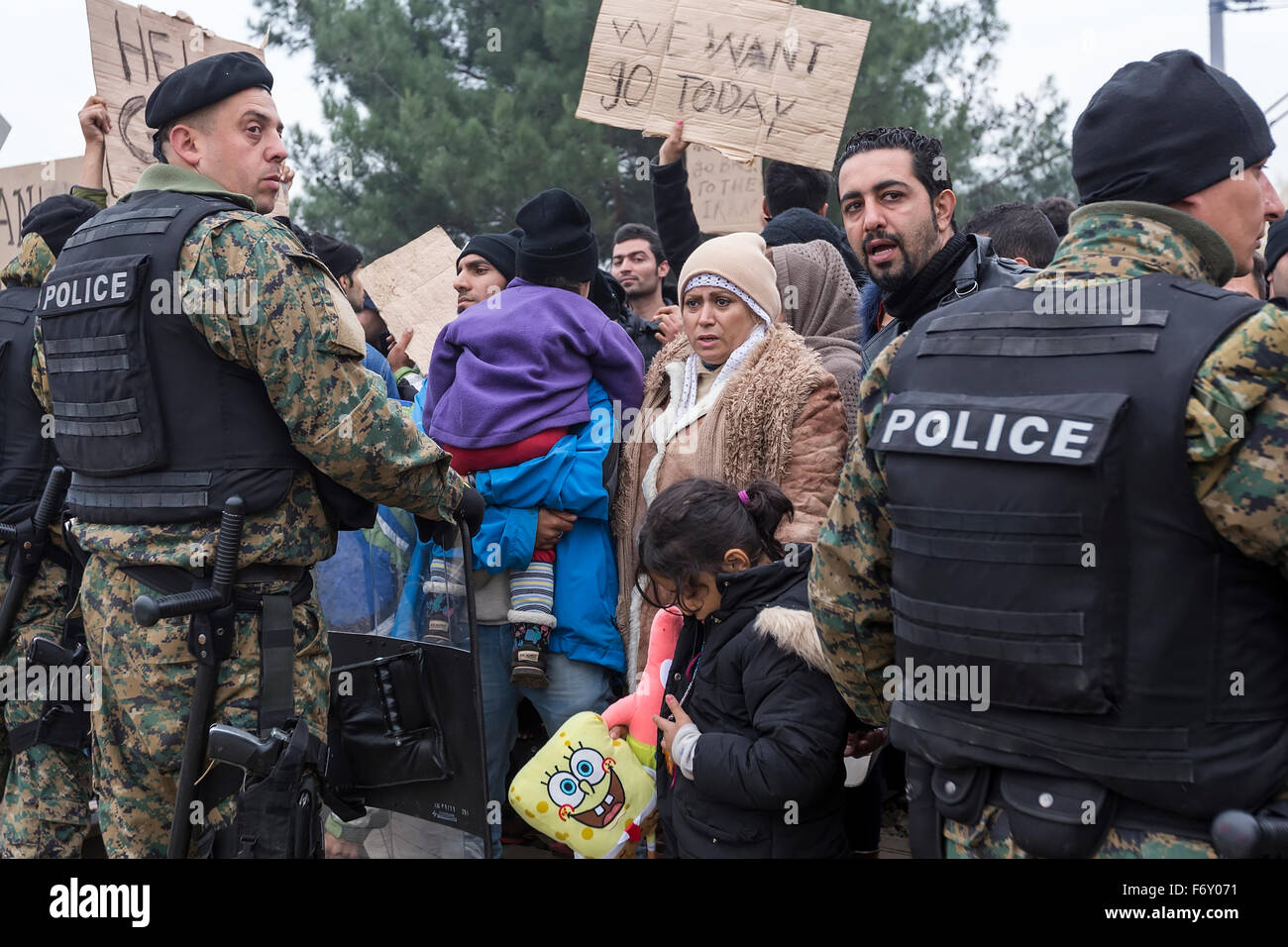 Idomeni, Kikis, Grèce. 21 Nov, 2015. Les réfugiés et les migrants, d'une manifestation exigeant d'être autorisés à franchir à la Macédoine, à proximité du village grec de Idomeni Crédit : © VASILIS VERVERIDIS/Alamy Live News Banque D'Images